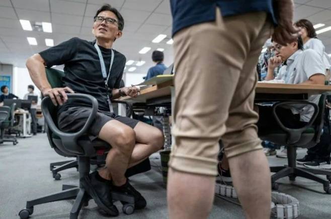 도쿄도 공무원들이 반바지를 입고 있는 모습. AFP연합뉴스