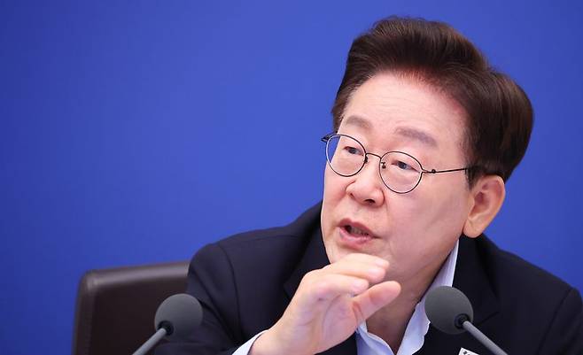 이재명 대통령이 21일 청와대에서 열린 국무회의에서 발언을 하고 있다. 뉴스1 제공