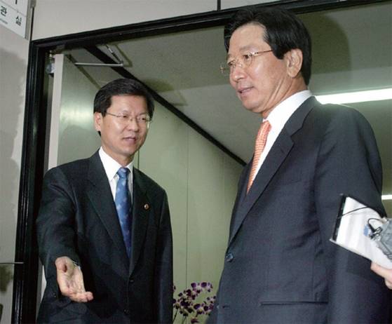 2005년 10월 천정배 법무부 장관의 수사지휘권 발동에 반발해 사의를 표명한 김종빈 검찰총장(오른쪽)을 천 장관이 배웅하고 있다. 중앙포토
