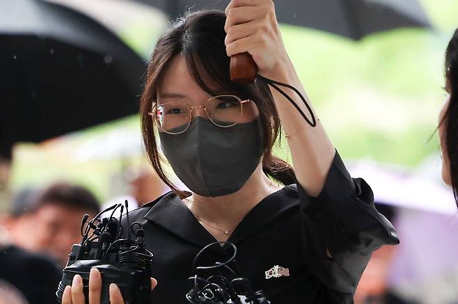 가슴에 태극기와 성조기 뱃지를 단 30대 여성 A씨(일명 올다르크)가 21일 서울 송파구 서울동부지법에서 열린 구속 전 피의자 심문(영장실질심사)에 출석하고 있다. 뉴시스