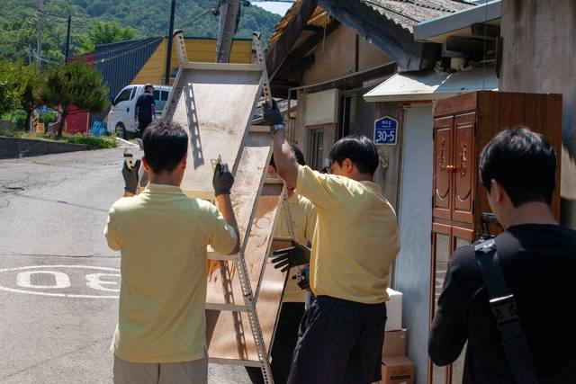 지난 6월 김앤장 사회공헌위원회 임직원이 경기 고양시에서 봉사활동을 하고 있는 모습. 초록우산 제공