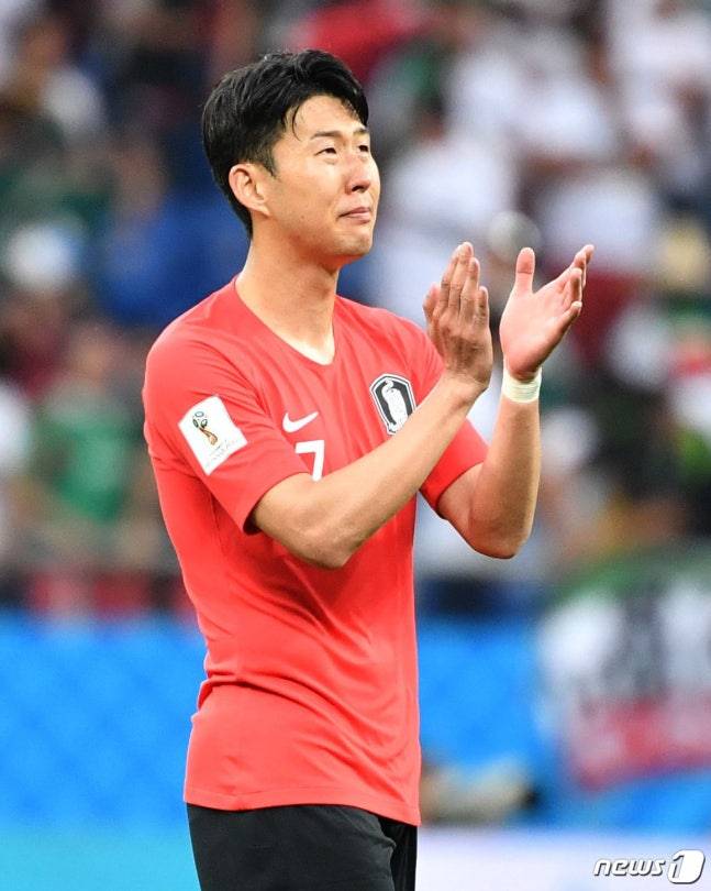 축구대표팀 에이스 손흥민이 지난 2018년 6월 러시아 로스토프 아레나에서 열린 2018 러시아월드컵 F조 2차전 대한민국과 멕시코의 경기에서 1-2로 패한 뒤 눈물을 흘리고 있다. /사진=뉴스1