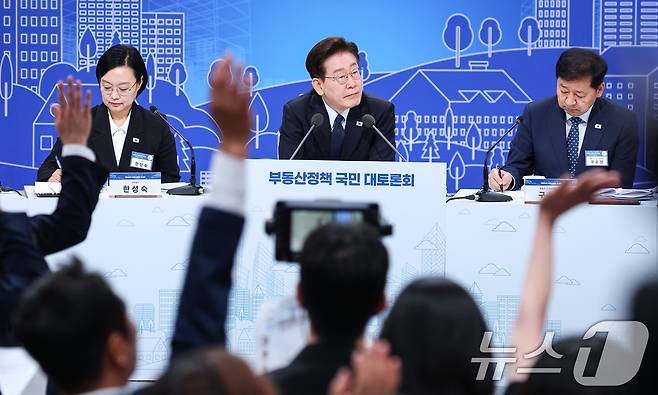 이재명 대통령이 23일 서울 여의도 KBS 별관에서 열린 부동산정책 국민 대토론회에서 발언권을 요청하는 참석자들을 바라보고 있다. 2026.7.23 ⓒ 뉴스1 허경 기자
