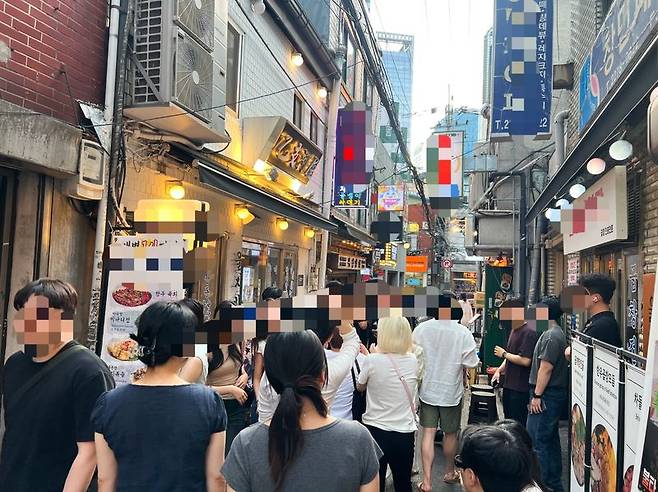 지난 13일 저녁 서울 중구 을지로 일대 거리가 시민들로 북새통을 이루고 있다. 사진=박경호 기자
