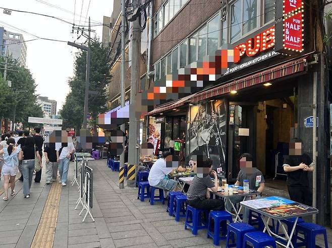 지난 13일 오후 서울 종로구 익선동 야장 포차거리에서 시민들이 식사를 하고 있다. 사진=박경호 기자
