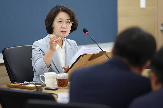추미애 경기도지사가 23일 도청 5층 서희홀에서 도시주택실과 도시개발국 업무보고를 받으면서 지시사항을 전하고 있다. 경기도 제공