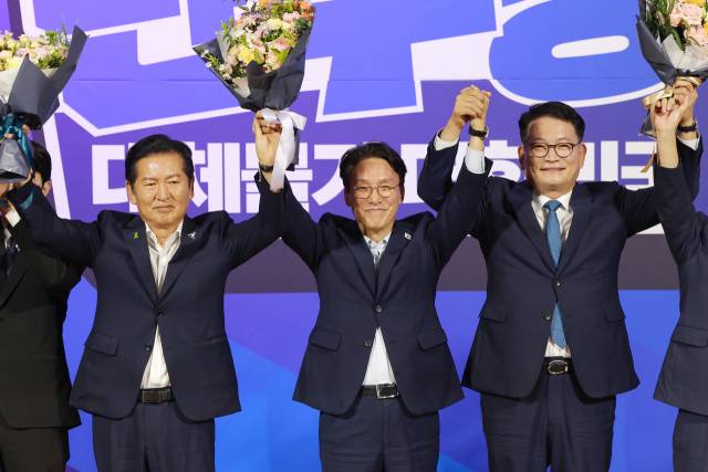 ▲더불어민주당 당 대표 예비경선을 통과한 김민석·정청래·송영길 후보가 23일 국회 의원회관에서 기념 촬영하고 있다. ⓒ연합뉴스