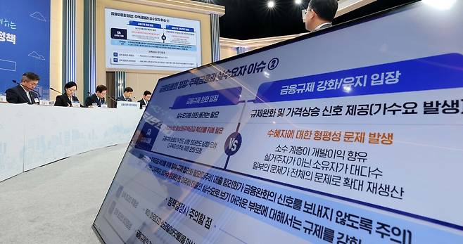 이재명 대통령이 23일 서울 여의도 KBS에서 열린 ‘부동산 정책 국민대토론회’에서 전문가 발표를 듣고 있다. 이날 토론회에서는 주택 공급 부족을 해소하기 위해 인허가부터 착공, 준공·입주까지 이어지는 공급체계를 복원하고, 정비사업과 민간임대·비아파트 등 다양한 공급 방식을 활성화해야 한다는 목소리가 나왔다. 청와대 사진기자단