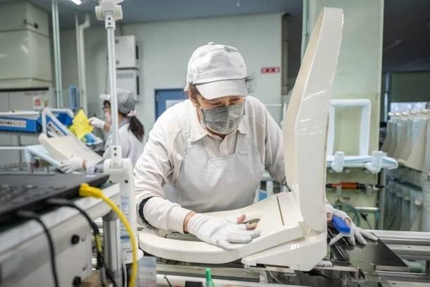 일본 기후현 도키시에 있는 변기 제조업체 토토의 공장에서 직원이 비데 일체형 변기 조립 작업을 하고 있다. AFP 연합뉴스