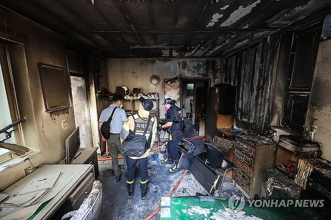 경산 아파트서 폭발 추정 사고…8명 부상 (경산=연합뉴스) 윤관식 기자 = 23일 오전 8시 29분께 경북 경산시 사동 한 아파트 관리실 안에서 폭발 추정 사고가 난 가운데 당국이 화재 현장을 살펴보고 있다. 2026.7.23 psik@yna.co.kr