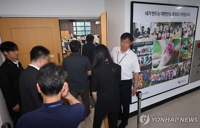 투표지 합수본, '투표 통계 조작' 포착해 중앙선관위 압수수색 (과천=연합뉴스) 박동주 기자 = 투표용지 부족 사태 진상 규명을 위한 검경 합동수사본부 관계자들이 23일 경기도 과천시 중앙선거관리위원회 압수수색을 위해 선거 상황실로 들어가고 있다.
합수본은 앞서 투표지 부족 사태 수사 과정에서 선관위 실무자급 직원들이 투표자 수 오입력 실수를 은폐하기 위해 전산상 통계 수치를 임의로 수정한 정황을 포착하고 수사에 나섰다. 2026.7.23 pdj6635@yna.co.kr