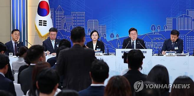 참석자 발언 듣는 이재명 대통령 (서울=연합뉴스) 김도훈 기자 = 이재명 대통령과 한성숙 국무총리가 23일 서울 여의도 KBS 별관에서 열린 부동산정책 국민 대토론회에서 참석자 발언을 듣고 있다.
왼쪽부터 김윤덕 국토교통부 장관, 윤호중 행정안전부 장관, 한성숙 국무총리, 이 대통령, 구윤철 부총리 겸 재정경제부 장관. 2026.7.23 superdoo82@yna.co.kr