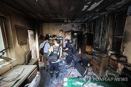 경산 아파트서 폭발 추정 사고…8명 부상 (경산=연합뉴스) 윤관식 기자 = 23일 오전 8시 29분께 경북 경산시 사동 한 아파트 관리실 안에서 폭발 추정 사고가 난 가운데 당국이 화재 현장을 살펴보고 있다. 2026.7.23 psik@yna.co.kr