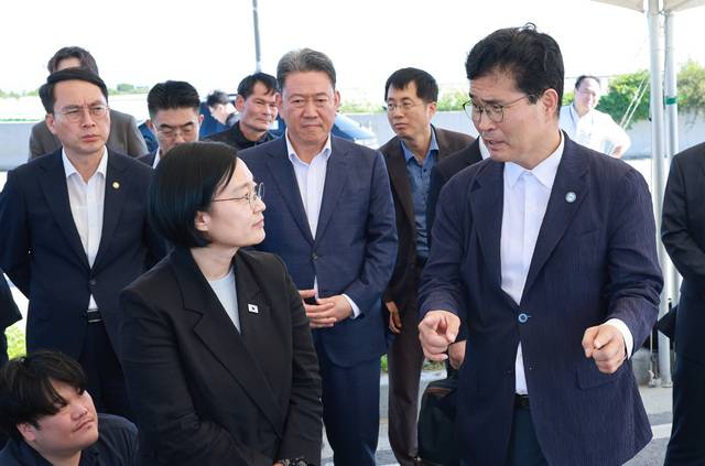 한성숙 총리가 이원택 지사와 이야기를 하고 있다./전북도