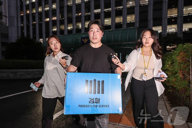 검찰 관계자들이 21일 오후 장윤기 사건 부실 수사와 증거인멸 의혹 등을 규명하기 위해 서울 서대문구 경찰청 국가수사본부에 대한 압수수색을 마친 뒤 압수품을 들고 이동하고 있다. 2026.7.21 ⓒ 뉴스1 김진환 기자
