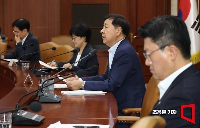 구윤철 경제부총리 겸 재정경제부 장관이 24일 서울 종로구 정부서울청사에서 열린 민생물가 특별관리 관계장관TF에 참석, 8차 석유 최고가격 지정안 및 중동전쟁 등 현안에 대해 발언하고 있다. 2026.7.24 조용준 기자