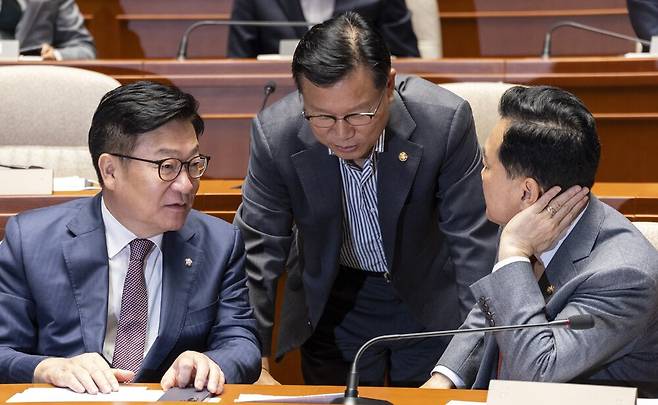 국민의힘 정점식 원내대표(왼쪽)와 김승수 원내운영수석부대표(오른쪽), 이양수 의원이 23일 국회에서 열린 상임위원장 후보 선출을 위한 의원 총회에서 대화하고 있다. 연합뉴스