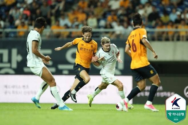 광주 FC 중앙 수비수 반 흐룬스벤(사진 왼쪽). 사진=한국프로축구연맹