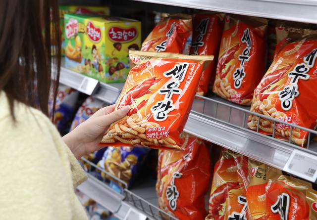 서울의 한 대형마트에 진열된 새우깡. 뉴시스
