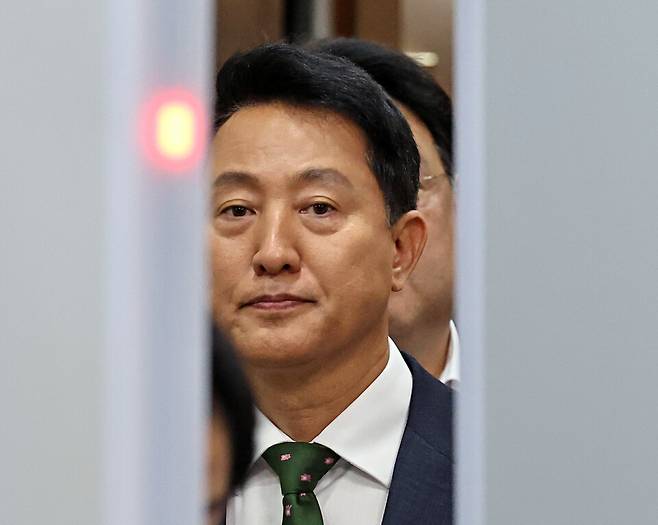 정치 브로커 명태균씨로부터 여론조사 결과를 받아보고 후원자에게 비용을 대납하게 한 혐의로 기소된 오세훈 서울시장이 7월22일 오후 서울 서초구 서울중앙지법에서 열린 선고 공판을 마친 뒤 법정을 나서고 있다. ⓒ 연합뉴스