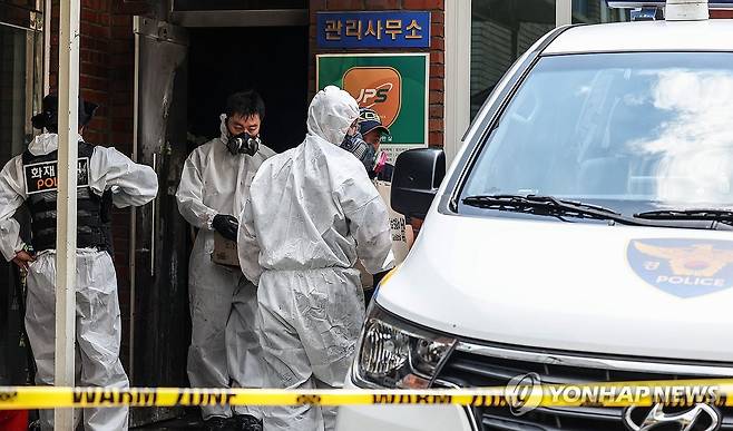 증거물 확보하는 과학수사대 (경산=연합뉴스) 윤관식 기자 = 지난 23일 오전 8시 29분께 경북 경산시 사동 한 아파트 관리실 안에서 폭발 추정 사고가 난 가운데 경찰 과학수사대가 증거물로 보이는 물건을 담은 종이상자를 가지고 철수하고 있다. 2026.7.23 psik@yna.co.kr
