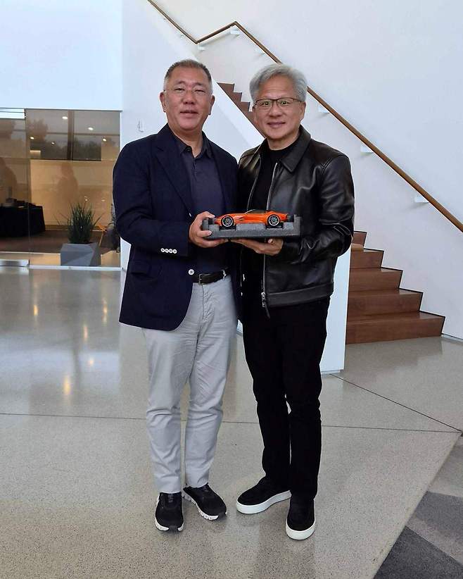 정의선 현대차그룹 회장(왼쪽), 젠슨 황 엔비디아 CEO.(엔비디아제공)