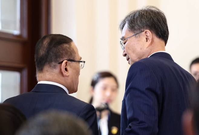조현 외교부 장관(오른쪽)이 위성락 국가안보실장과 지난 3월 2일 싱가포르 외교부 청사에서 대화를 하고 있다. 뉴시스