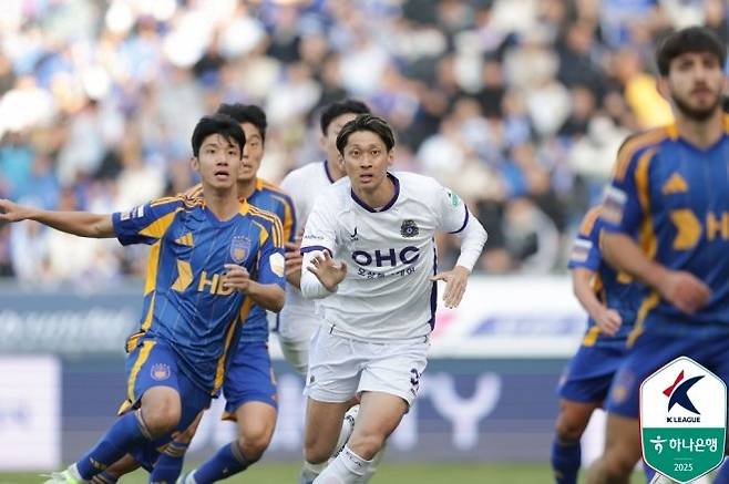 리영직(사진 오른쪽). 사진=한국프로축구연맹