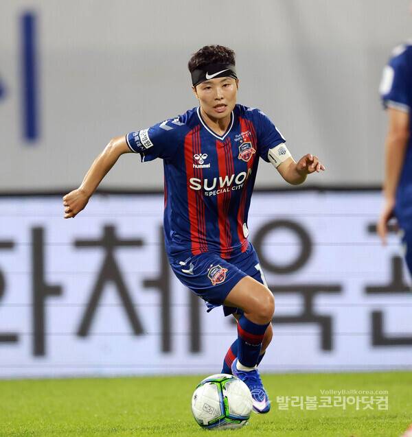 '4골 폭발' 수원FC 위민, 밀레니냐 멀티골 앞세워 인천 현대제철 제압...사진은 수원FC 위민 지소연이 드리볼 공격을 하는 모습.2026.7.24.(사진=김경수 기자/ 발리볼코리아닷컴)