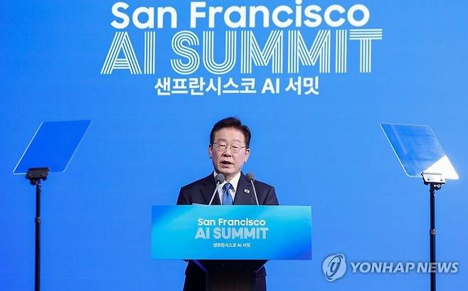 이재명 대통령, 샌프란 AI 선언 발표 (샌프란시스코=연합뉴스) 한상균 기자 = 이재명 대통령이 24일(현지시간) 미국 샌프란시스코 더 미드웨이에서 열린 '샌프란시스코 AI 서밋'에서 '샌프란 AI 선언'을 발표하고 있다. 2026.7.25 xyz@yna.co.kr