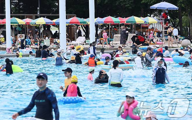 전국 대부분 지역에 폭염이 찾아온 26일 서울 광진구 뚝섬 한강공원 수영장을 찾은 시민들이 물놀이를 하며 더위를 식히고 있다. 2026.7.26 ⓒ 뉴스1 김도우 기자