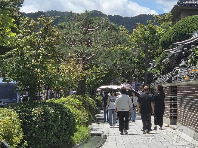 최고체감온도가 34도를 기록한 26일 오전 11시께 전북 전주시 완산구 한옥마을 풍경. ⓒ 뉴스1 장수인 기자