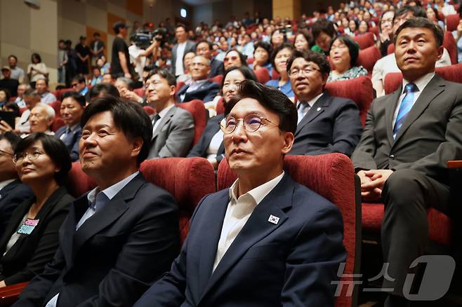 더불어민주당 8·17 전당대회 대표 경선에 진출한 김민석 전 총리가 26일 전남광주통합특별시 북구 광주과학기술원지스트대학을 찾아 지지자들과 만나고 있다. 2026.7.26 ⓒ 뉴스1 조수민 기자