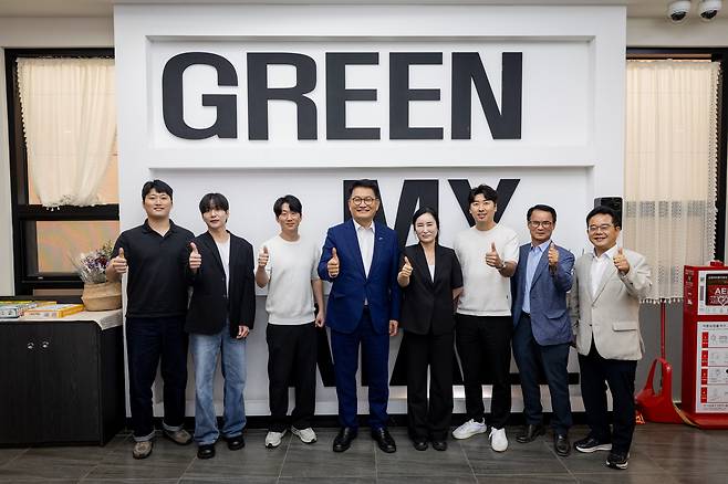 송영길 민주당 대표 후보가 26일 전북특별자치도 진안군 고원시장 청년몰에서 2030 청년들과 오찬을 하고 있다.(송 후보 측 제공)