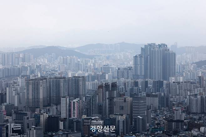 서울 남산에서 바라 본 도심 아파트 단지. 김정근 기자