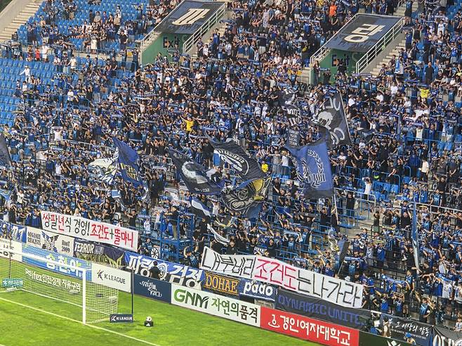 26일 인천축구전용경기장에서 열린 부천FC와의 ‘하나은행 K리그1 2026’ 20라운드 홈경기에서 팬들이 경영진 퇴진을 촉구하고 있다. 박귀빈기자