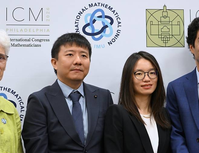 2026년 필라델피아 국제수학자대회(ICM)에서 중국인 최초로 필즈상을 거머쥔 덩위(Deng Yu·왼쪽)와 왕훙(Wang Hong) 교수가 기자회견장에서 기념 촬영을 하고 있다. 신화통신 연합