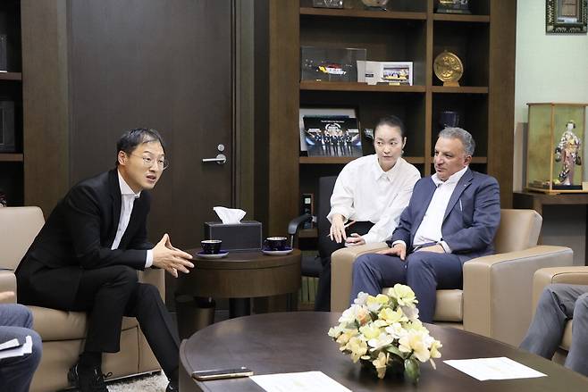 지난 15일 김상욱 울산시장(왼쪽)이 서울 마포구 에쓰오일 본사에서 안와르 알 히즈아지 에쓰오일 최고경영자(CEO)를 만나 협력 방안을 논의하고 있다. 울산시