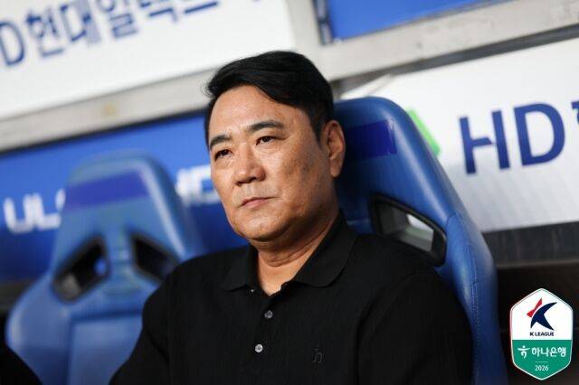 울산 김현석 감독이 인천과의 하나은행 K리그1 2026 경기에서 벤치에 앉아있다./프로축구연맹 제공