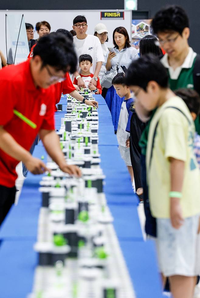 26일 서울 강남구 세텍에서 열린 ‘2026 그래비트랙스 페스타 썸머’에서 어린이들이 게임을 즐기고 있다.