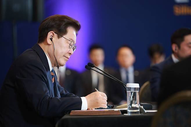 미국 샌프란시스코를 방문중인 이재명 대통령이 25일(현지시간) 미국 샌프란시스코 한 호텔에서 열린 실리콘밸리 벤처투자 밋업에서 참석자의 발언을 메모하고 있다. 이번 행사는 한-미 양국 간 벤처투자 생태계 협력 및 국내 유망 스타트업의 해외투자 유치지원을 위한 실리콘밸리 최고 벤처기업과의 소통과 교류를 위해 마련됐다. 연합뉴스