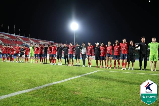 기뻐하는 김천상무 선수들. /사진=한국프로축구연맹 제공