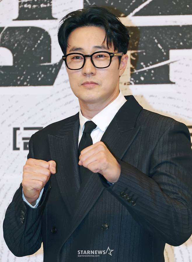 배우 소지섭이 25일 오후 서울 양천구 목동 SBS에서 진행된 금토드라마 ‘김부장’ 제작발표회에 참석해 포즈를 취하고 있다. 세상에서 가장 평범한 아빠가 하나뿐인 딸을 되찾기 위해 싸우는 복수 액션 드라마 '김부장'은 오는 26일 첫 방송된다. /2026.06.25 /사진=이동훈 photoguy@