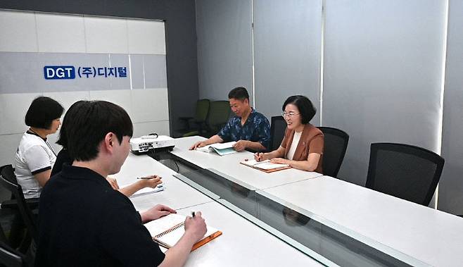 이은영 대표가 직원들과 업무 회의를 진행하고 있다.(사진=정철희 기자)