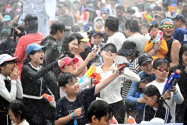‘ 2026 평창더위사냥축제 개막식’이 지난 25일 평창군 대화면 더위사냥축제장 메인무대에서 심재국 평창군수, 이창열 평창군의장및 군의원, 최종수·이정균 강원특별자치도의원, 박동석 평창경찰서장, 박순걸 평창소방서장을 비롯한 기관·사회단체장들과 관광객들이 참석한 가운데 열렸다.