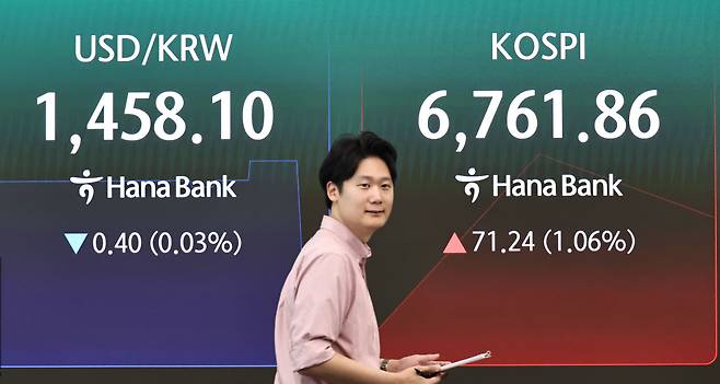 27일 서울 중구 하나은행 딜링룸 현황판에 코스피 등이 표시되고 있다.(사진= 연합뉴스)