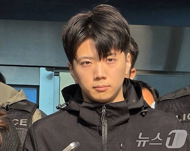 어린이날 광주 도심에서 일면식 없는 여고생을 살해해 살인·살인미수 등의 혐의를 받는 장윤기(23)가 14일 오전 광주 서부경찰서에서 검찰에 송치되고 있다. 장윤기는 이날 광주에선 처음으로 신상이 공개됐다. 2026.5.14 ⓒ 뉴스1 이수민 기자