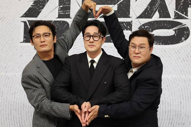 배우 최대훈(왼쪽부터), 소지섭, 윤경호가 25일 서울 양천구 목동 SBS사옥에서 열린 새 금토드라마 '김부장' 제작발표회에서 포즈를 취하고 있다. 연합뉴스