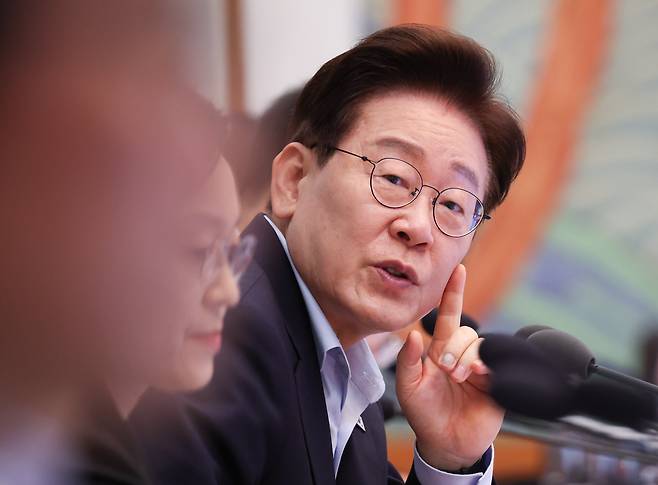이재명 대통령이 지난 21일 청와대에서 열린 국무회의에서 발언을 하고 있다. /뉴스1