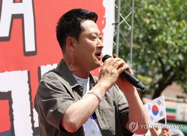 장동혁 국민의힘 대표가 지난 25일 오후 경남 김해시 내동 거북공원에서 열린 6·3 참정권 침해 규탄 김해시민 집회에서 연설하고 있다. 연합뉴스
